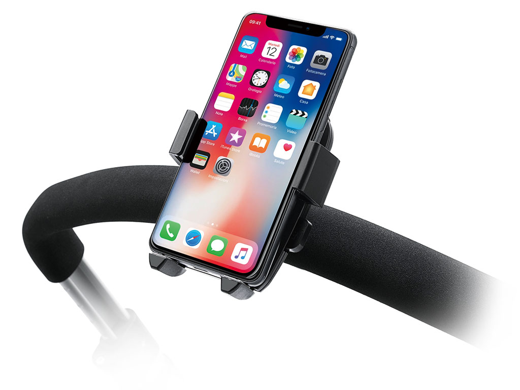 Phone holder installed on pushchair handlebar