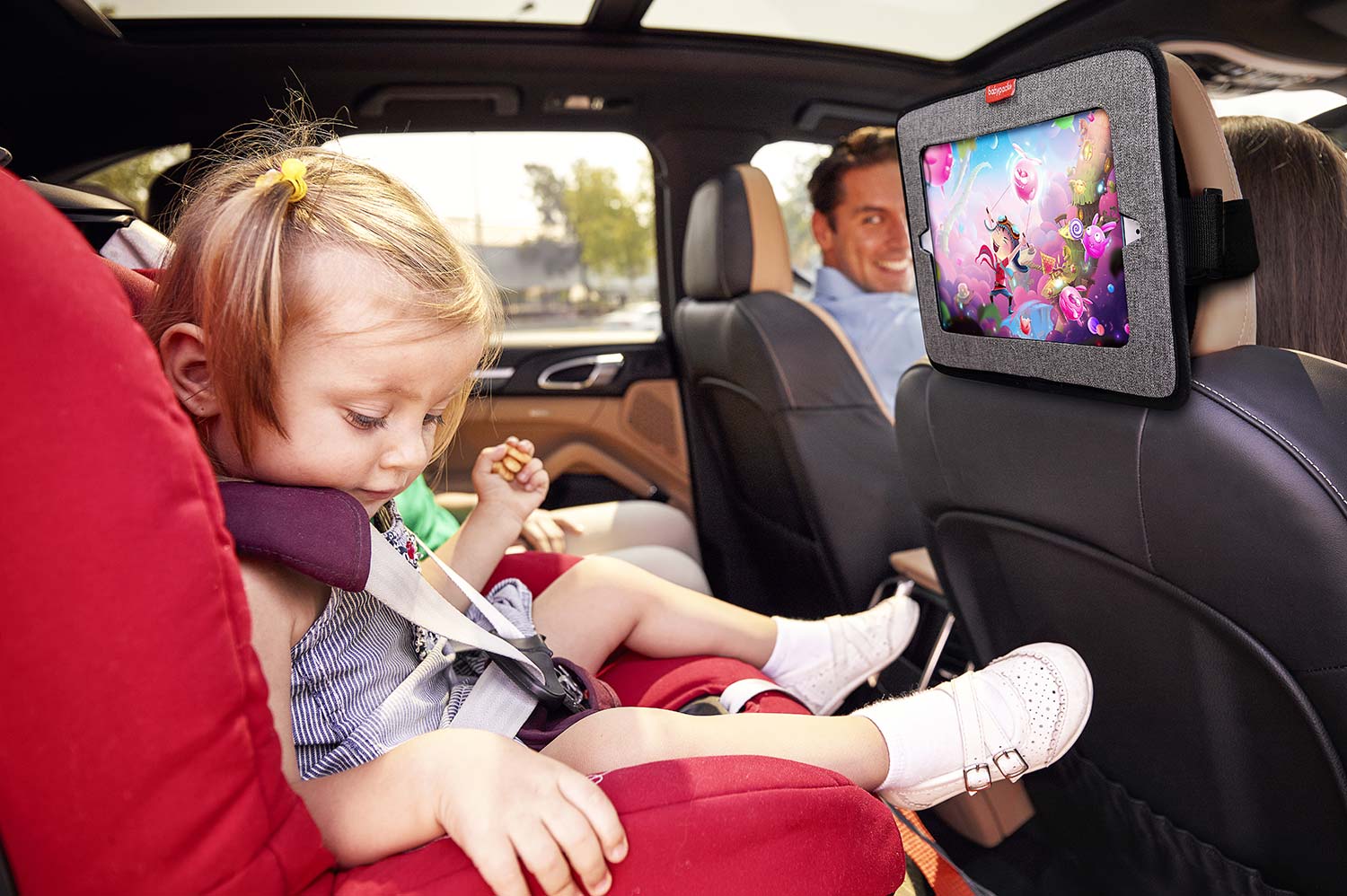 Funda ipad Babypack instalada en el reposacabezas del asiento del coche