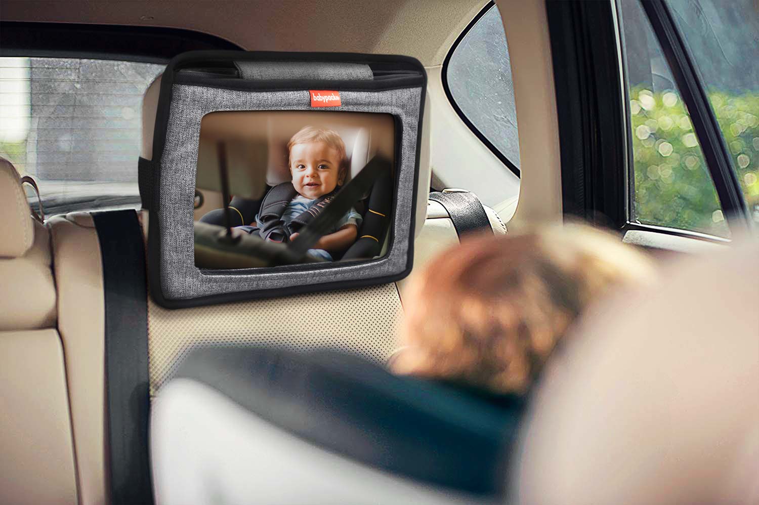 El espejo de vigilancia muestra una imagen clara del bebé cuando viaja en le coche a contramarchavv